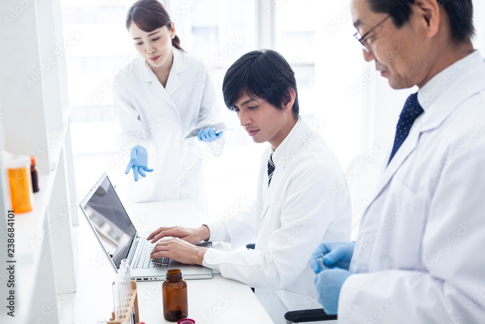 研究室で実験の記録をとる研究員 研究室で実験の記録をとる研究員