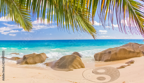 symbole yin yang sur plage paradisiaque des Seychelles © Unclesam