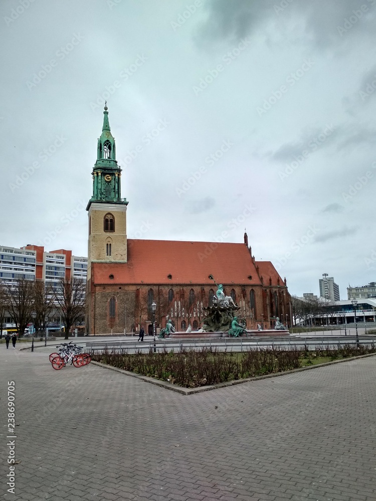 Obraz premium A view from afar on the beauty and majesty of ancient medieval religious buildings in the background of a cloudy, cold sky.