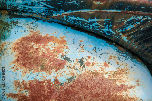 Foto altes grunge zerkratztes rostiges vintage farbig lackierter Kotflügel Citroen 2C