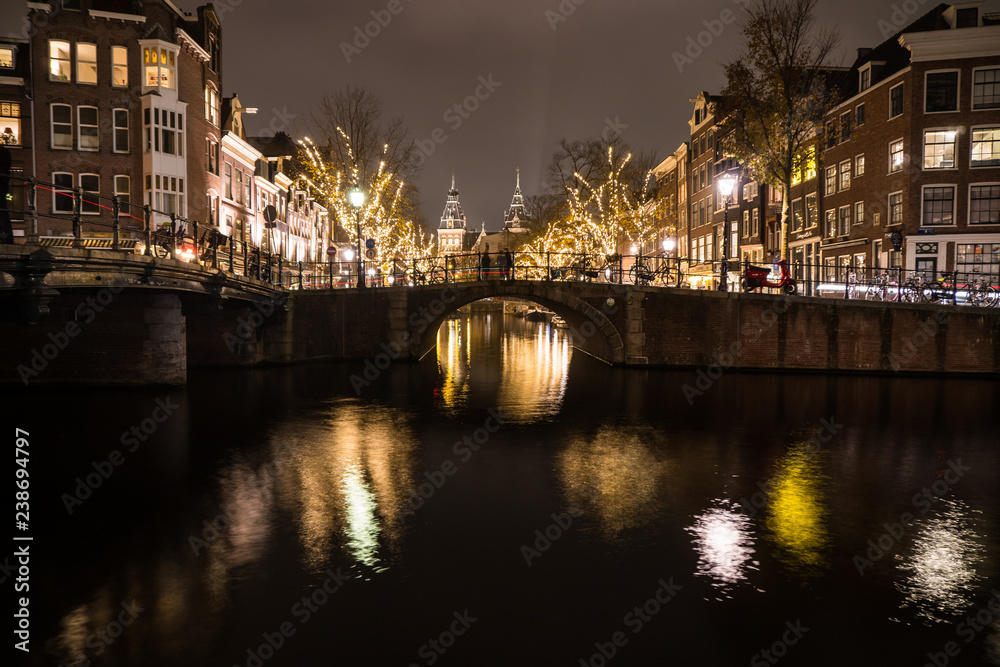 Gracht und Brücke in Amsterdam bei Nacht
