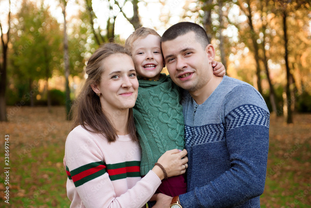Obraz premium Happy family resting in beautiful autumn park