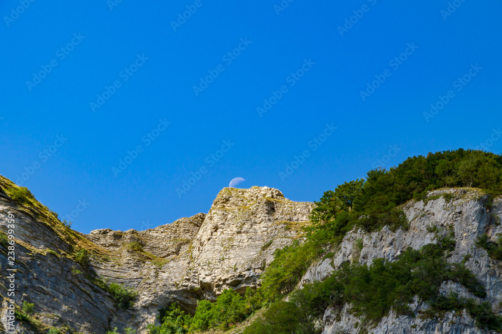 Luna che spunta da dietro la cima della montagna