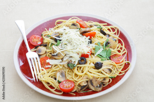 Linguine with mushrooms and garlic