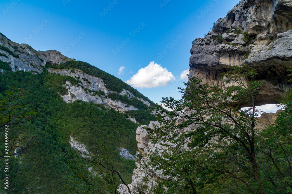 Balza forata all'orizzonte vista dal sentiero 201 da val d'abisso al monte Nerone