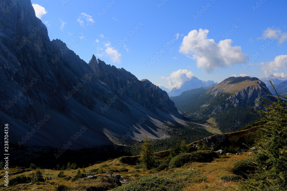 Obraz premium Paesaggio alpino visto dall' Alta Via numero 1 - Val Civetta - Dolomiti - italia