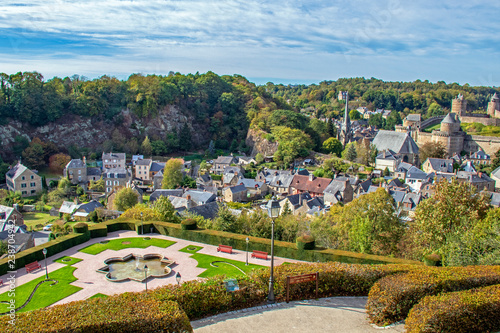 Fougères. Vue panoramique du château et des toits depuis le jardin public de l'église Saint-Léonard. 