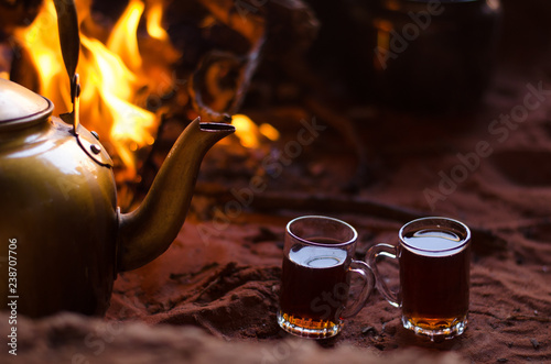 Arabischer Tee in der Wüste Wadi Rum, Jordanien photo