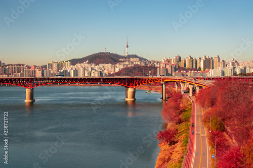 Photos seoul city at han river with n seoul tower background.