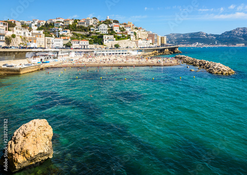 Cuadro en lienzo General view of the Prophet beach in Marseille, France, a very popular family beach located on the Kennedy corniche, on a hot and sunny spring day
