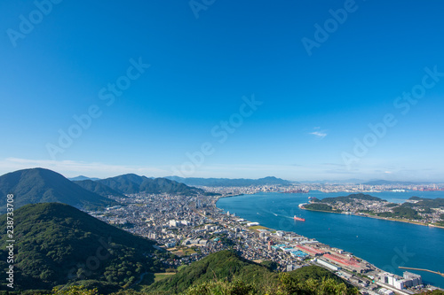 関門海峡と北九州工業地帯 © doraneko777