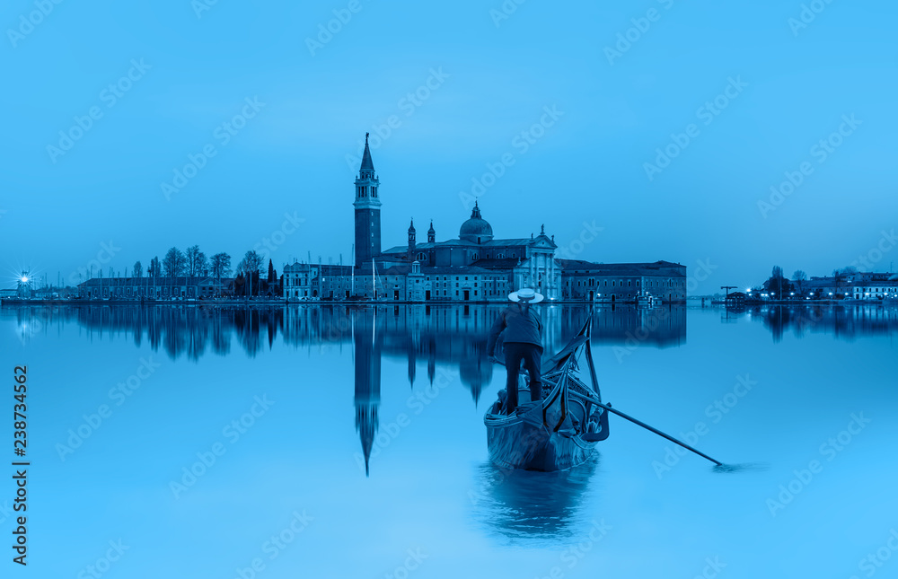 Naklejka premium Panoramiczny widok z lotu ptaka na wyspie San Giorgio Maggiore z gondolą, Wenecja, Włochy