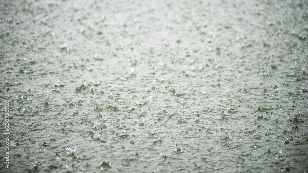 Obraz premium Raindrop impact on rippling water surface