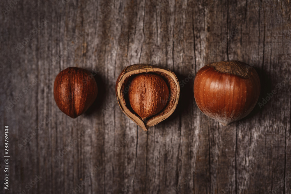 Obraz premium top view of hazelnuts on wooden surface