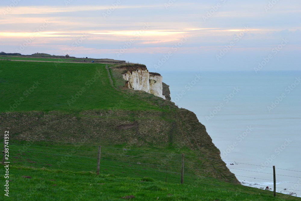 falaises blanches, sentier côtier le long des falaises, sentier côtier le long de la mer, Mers-les-Bains, Bois de Cise, côte picarde, Picardie, nord de la France, Nord Pas de Calais falaises blanches, sentier côtier le long des falaises, sentier côtier le long de la mer, Mers-les-Bains, Bois de Cise, côte picarde, Picardie, nord de la France, Nord Pas de Calais