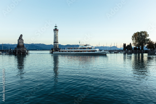 Hafeneinfahrt von Lindau am Bodensee in der Abenddämmerung, Bayern, deutschland.