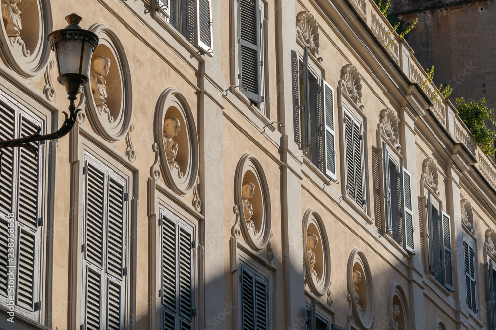 Fototapeta premium Facciata palazzo con busti