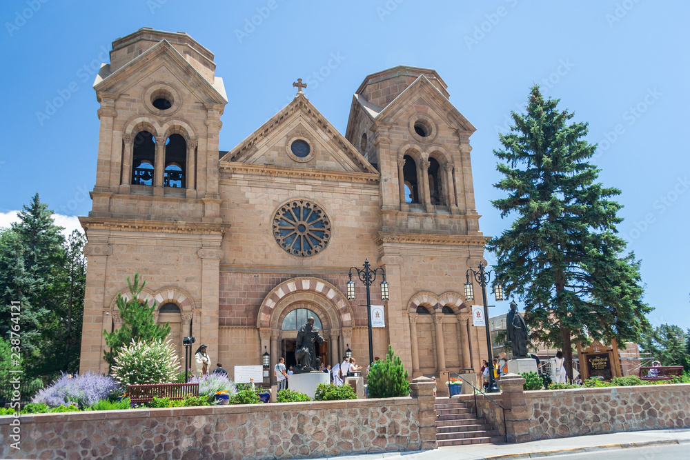 Fototapeta premium Bazylika katedralna św. Franciszka z Asyżu, znana również jako katedra św. Franciszka w centrum Santa Fe w Nowym Meksyku