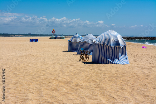 Zelte am Strand von Figueira da Foz photo