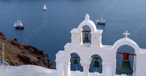 Santorin Segelschiffe mit Kirche Panorama photo