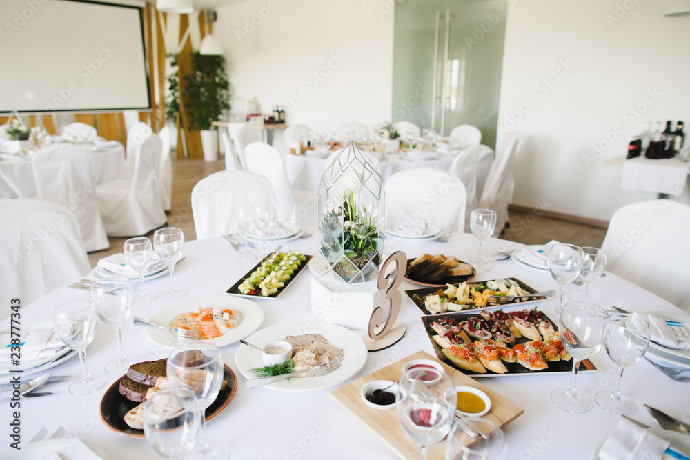 Fototapeta premium Rich white table served for a wedding dinner
