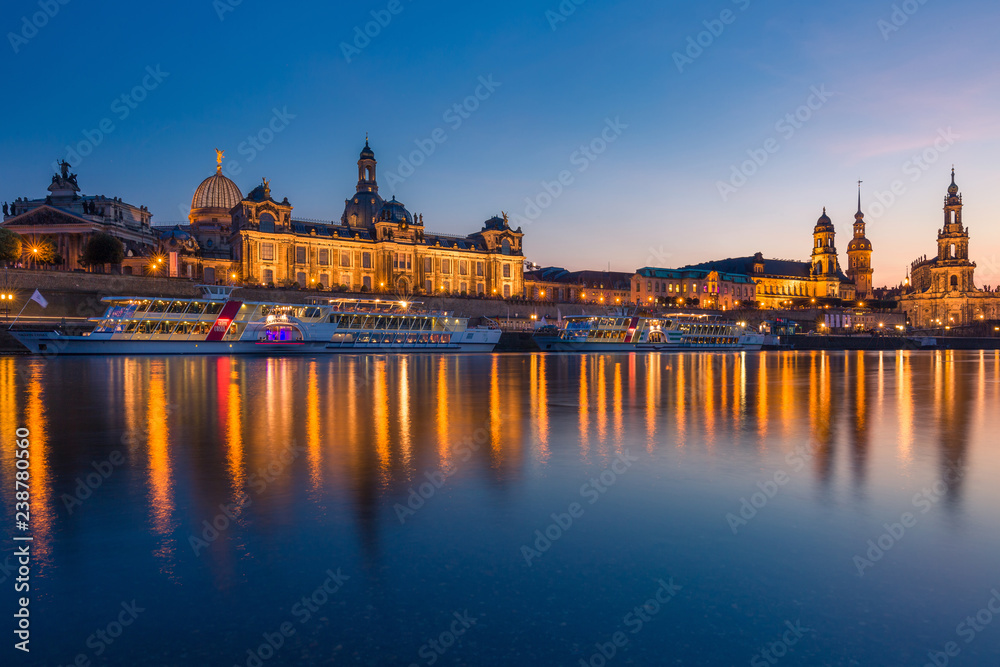 Elbufer in Dresden- Blick auf die Altstadt mit Fahrgastschiff in der blauen Stunde (Langzeitbelichtung)