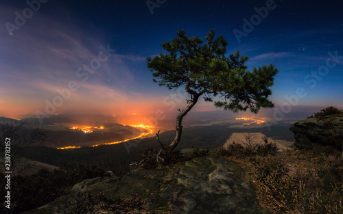 Elbsandsteingebirge - Nachtaufnahme, blaue Stunde mit Sterne und Lichter Sachsen