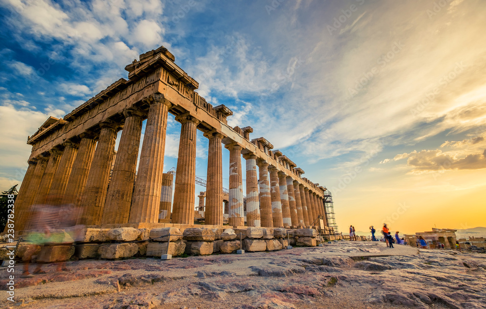 Naklejka premium Niski kąt perspektywy kolumn Partenonu o zachodzie słońca, Akropol, Ateny