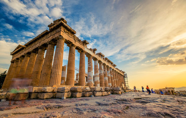 Papier peint photo Athènes Colonnes du Parthénon en contre-plongée  © Ievgen Skrypko