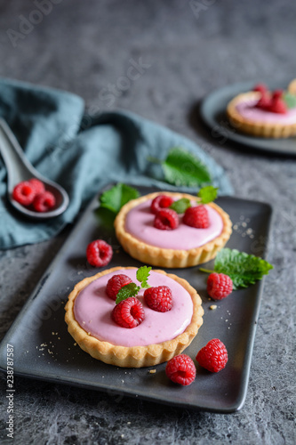 Canvastavla Sweet tartlets with raspberry mascarpone cream