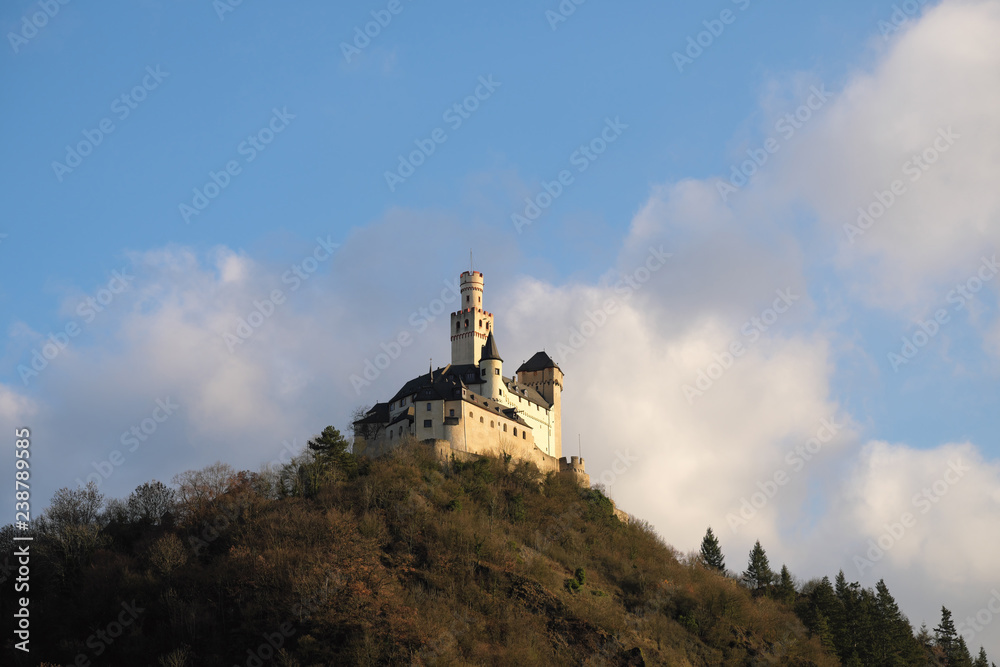 Burgen am Rhein mit Marksburg bei Braubach im Welterbe Oberes Mittelrheintal - Stockfoto
