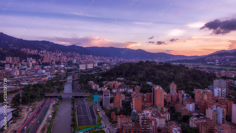 Fotografía aérea de un atardecer sobre la ciudad de Medellín, Antioquia (Colombia)