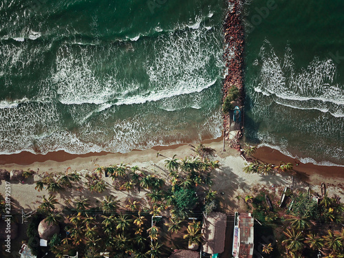 Fotografía aérea del mar en Coveñas, Sucre (Colombia)