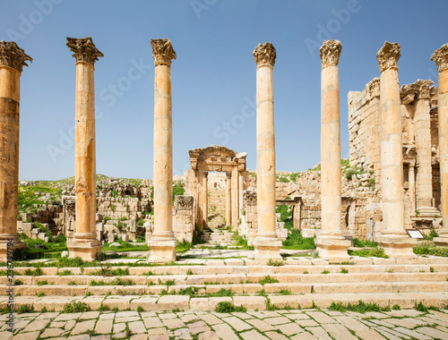 Fotografia 7 columns on the square in antique city