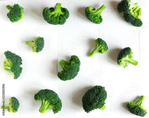 Broccoli pattern. Diet pattern, banner. Photo of broccoli on a white wooden background. Vegans, organic food, diet. banner with broccoli