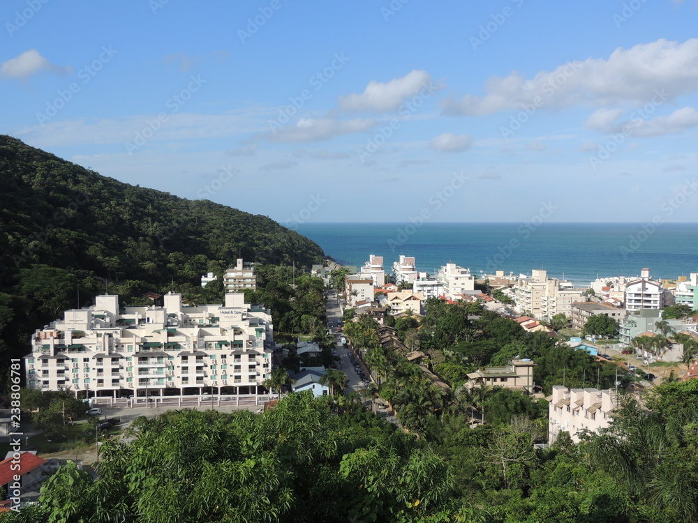 Vista ciudad y paisaje