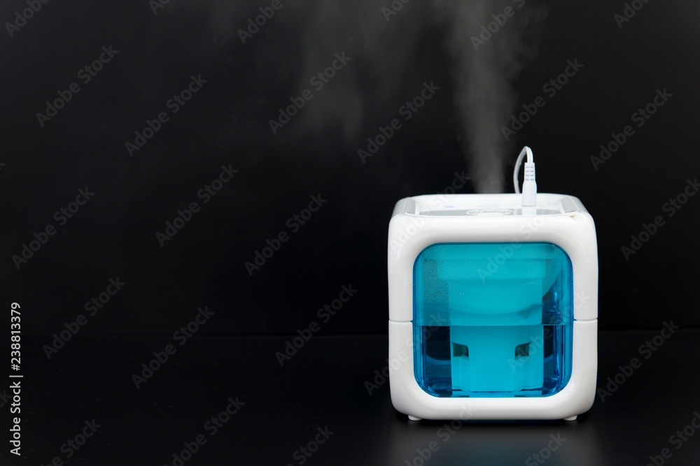 Humidificador ultrasónico de vapor frío con forma de cubo, sobre fondo  negro Stock Photo | Adobe Stock