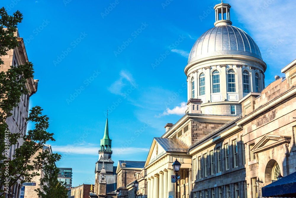 Obraz premium The Montreal city downtown in a blue sky summer day in Canada