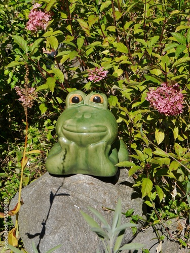 Froschfigur im Garten