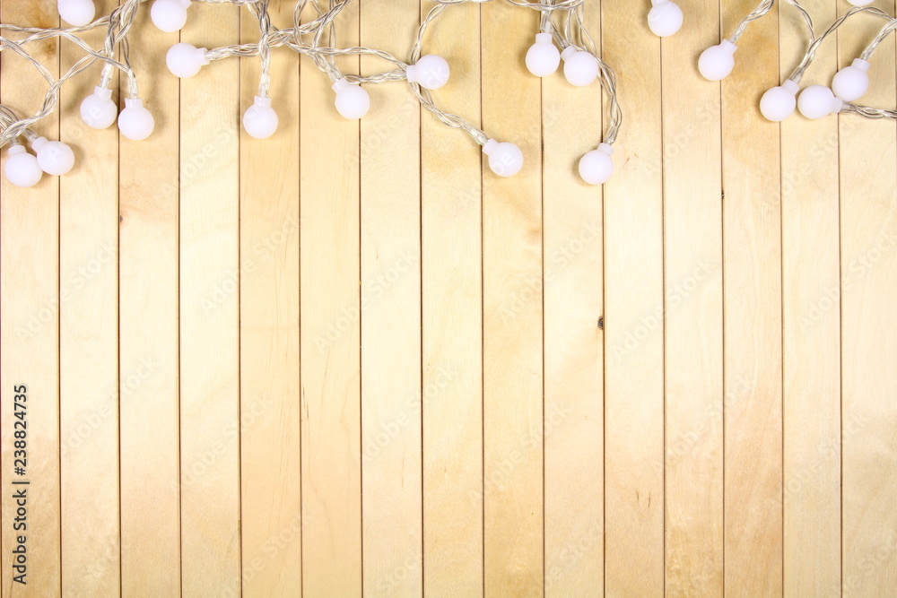 Obraz premium Tło, tapeta do życzeń - motyw świąteczny - drewniana podkładka z białymi lampkami