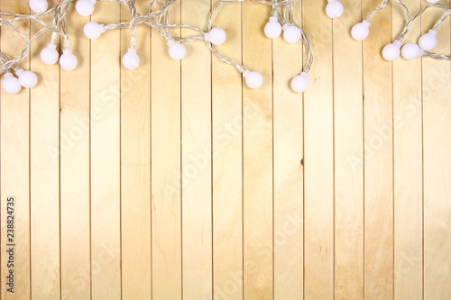 Tło, tapeta do życzeń - motyw świąteczny - drewniana podkładka z białymi lampkami