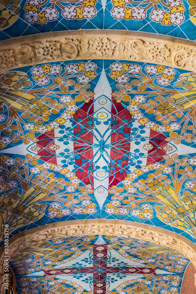 Plafond en céramiques colorées, Hôpital Sant Pau de Barcelone