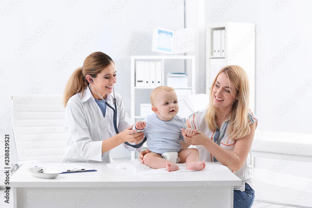 Obraz premium Woman with her baby visiting children's doctor in hospital
