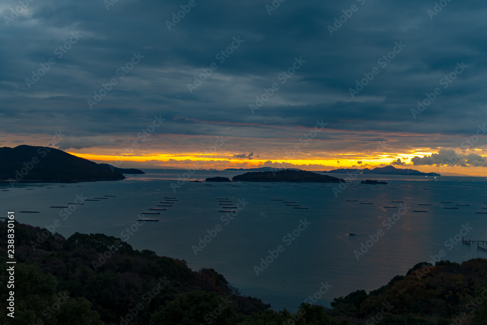 日生諸島の鹿久居島、鶴島が瀬戸内海の朝日に浮かぶ様子が明媚