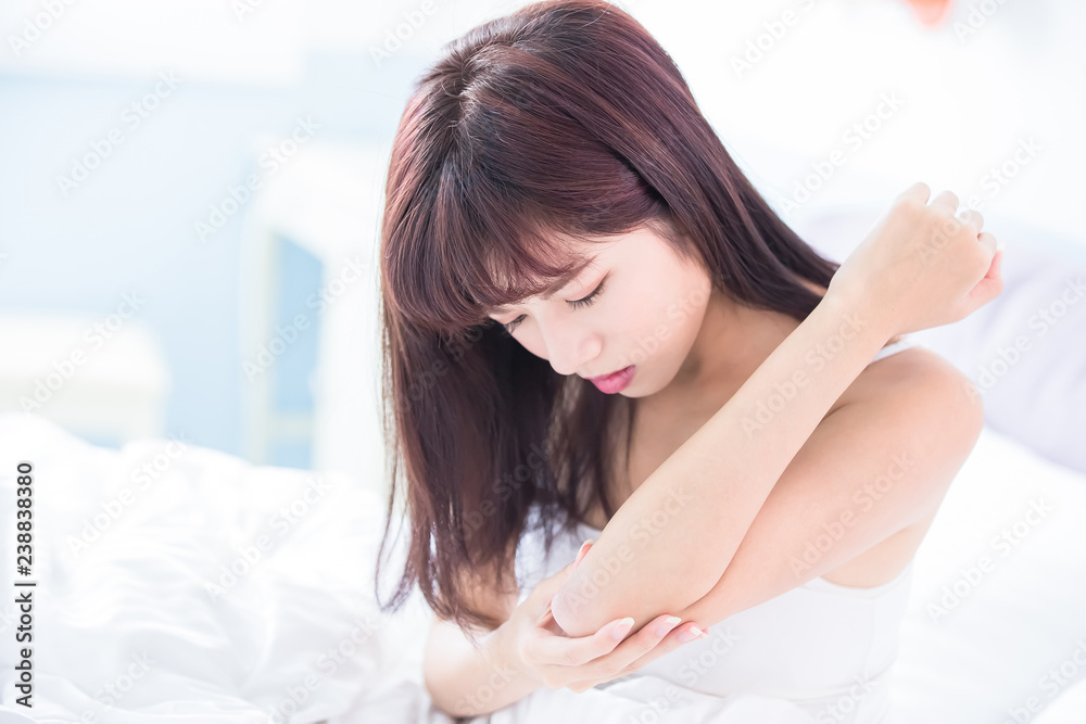 Φωτογραφία woman scratching arm and elbow