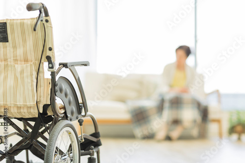 シニア女性 車椅子