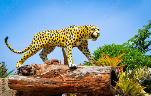Canvas Print yellow tiger statue outdoors / the leopard tiger statue on timber