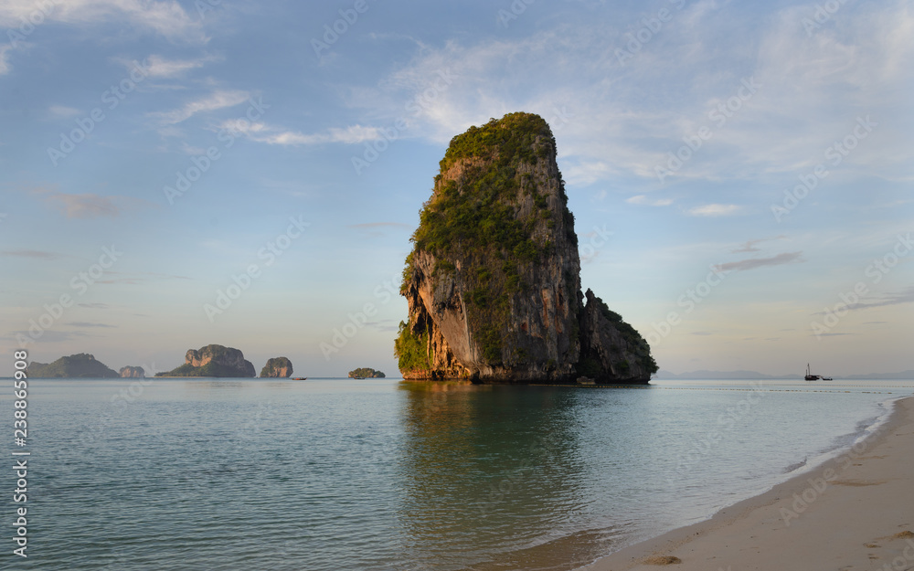 Playa de Phra Nang - Ao Phra Nang Beach con islas de piedra caliza (Koh Rang Nok y Koh Rang Nail)formaciones kársticas.Lugar  solo accesible por barco , en la provincia de Krabi, Tailandia, Asia
