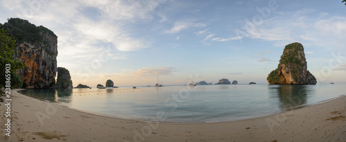 Принти на полотні Playa de Phra Nang - Ao Phra Nang Beach con islas de piedra caliza (Koh Rang Nok y Koh Rang Nail)formaciones kársticas