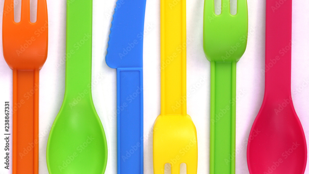 Fototapeta premium colorful plastic spoons on white background